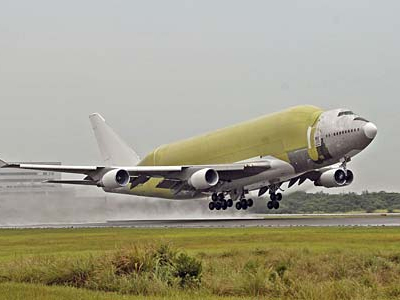 Μπόινγκ κόπηκε στα δύο