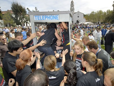 22 άτομα σε ένα… τηλεφωνικό θάλαμο
