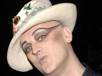 Ο Μπόι Τζορτζ κακοποίησε τον εραστή του