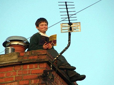 Ανέβασε τα παιδιά του στην καμινάδα … για να διαβάσουν