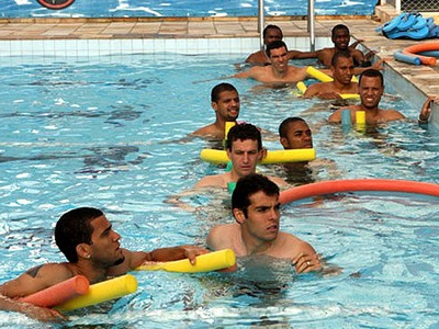 Προπόνηση στην πισίνα για τη «σελεσάο»!