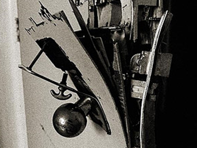 Τον έδεσαν για να τους βλέπει που κλέβουν