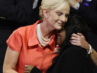 Η υιοθετημένη κόρη του Μακ Κέιν από το Μπαγκλαντές