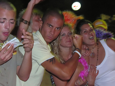 ”Εθνική ντροπή” τα έκτροπα των Βρετανών τουριστών