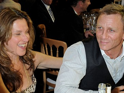 38.000 δολάρια για ένα φιλί από τον “Τζέιμς Μποντ”