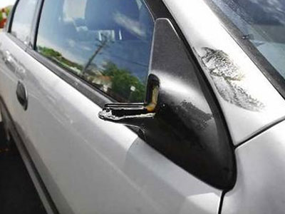 Έσπασαν τους καθρέφτες από 25 αυτοκίνητα… μετά από πάρτι