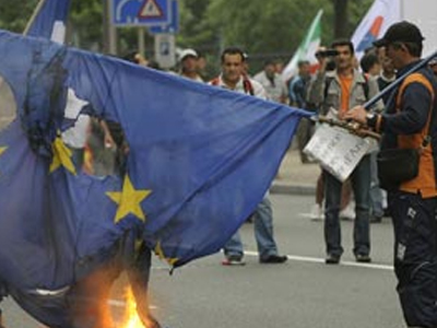 Φωτοβολίδες και σπασμένα τζάμια στις Βρυξέλλες