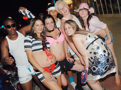 Εκτός ελέγχου οι Βρετανοί στα ελληνικά νησιά