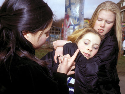 Κάνουν πλαστικές για να αποφύγουν τη σχολική βία