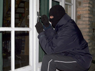 Διαρρήκτης με… κατεβασμένα παντελόνια