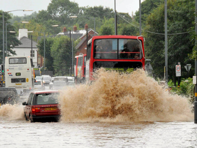 Πλημμύρες με έξι νεκρούς στη Βρετανία