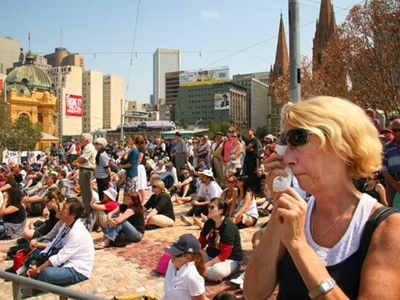 Αναβλήθηκε η δίκη του δημοσιογράφου που πέταξε παπούτσια στον Μπους