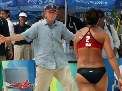 Ο Τζορτζ Μπους και οι αθλήτριες του Μπιτς Βόλεϊ