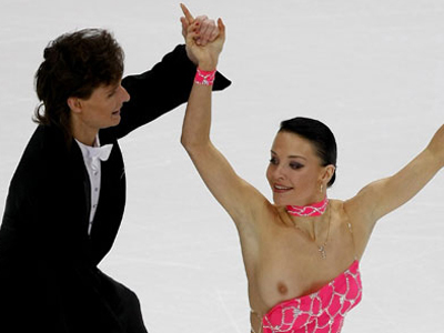 Της έπεσε το φόρεμα στον “πάγο”