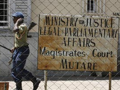 Συνελήφθη δικηγόρος στη Ζιμπάμπουε επειδή υποστήριζε πολιτικούς κρατούμενους