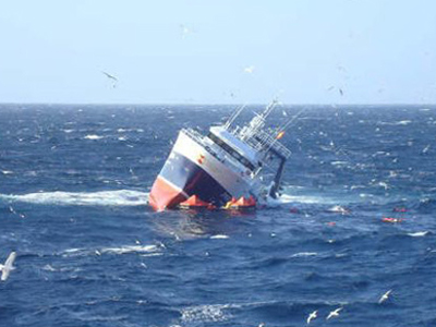 Βούτηξαν στη θάλασσα για να σωθούν από τη φωτιά