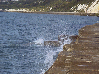 Κοριτσάκι πνίγηκε αφού έπεσε στη θάλασσα με το καρότσι