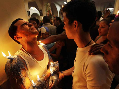 Τοποθέτησε 17 αναμμένα κεριά στο σώμα του για ένα τάμα