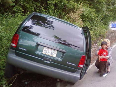 Ο μπόμπιρας ξεπόρτισε για μια βόλτα στη γειτονιά