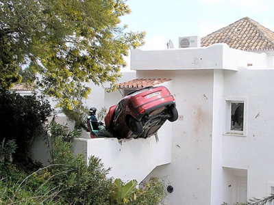 Αυτοκίνητο… προσγειώθηκε σε μπαλκόνι