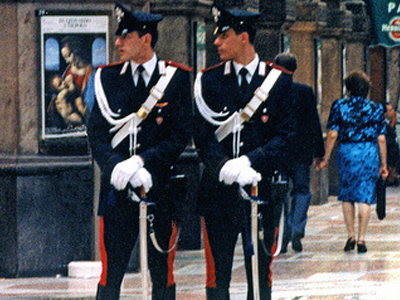 Καραμπινιέρι συνέλαβαν ύποπτους για τρομοκρατία