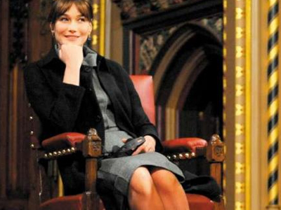 Η Κάρλα Μπρούνι ”καλύπτει” τρομοκράτη