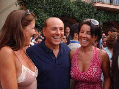 Ο Berlusconi προγραμματίζει τις κινήσεις των «πρώτων κυριών»