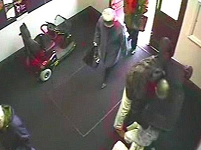 Πέταξε τα σκουπίδια του στην είσοδο του Δημαρχείου