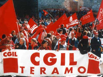 Στους δρόμους βγήκαν οι Ιταλοί για την οικονομική κρίση