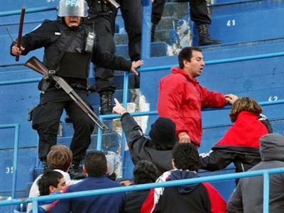 Κατέλαβαν λεωφορείο για να προλάβουν τον αγώνα!