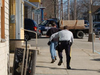 Πέταξε τα διαρρηκτικά σύνεργα στον δρόμο