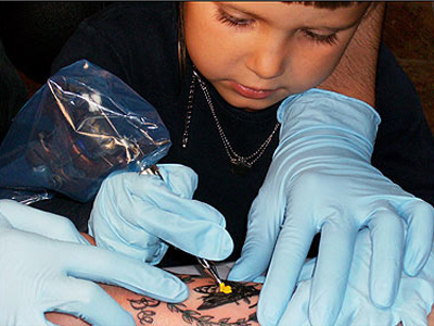 “Tattoo artist” ετών πέντε!