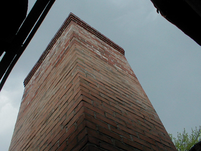 Έπεσε μέσα σε καμινάδα και σώθηκε