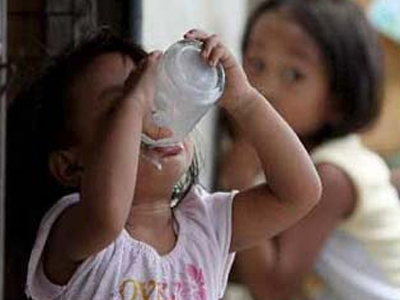 Σχεδόν 10.700 παιδιά νοσηλεύονται λόγω του επιμολυσμένου γάλακτος