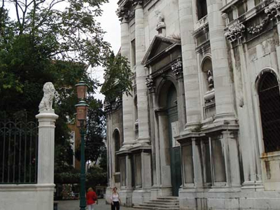 Παπάς ξελόγιασε παντρεμένη