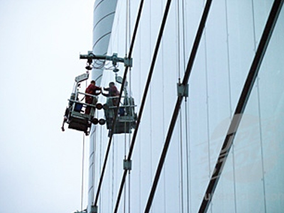 Έπεσε από τον έκτο και επέζησε!