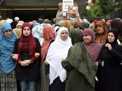 Κληρικός πρότεινε ξύλο των ανδρών στις συζύγους τους