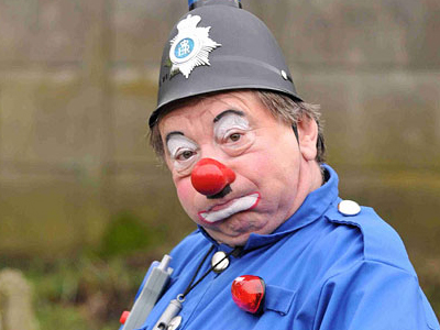 Έγδυσαν κλόουν στο αεροδρόμιο του Μπέρμιγχαμ