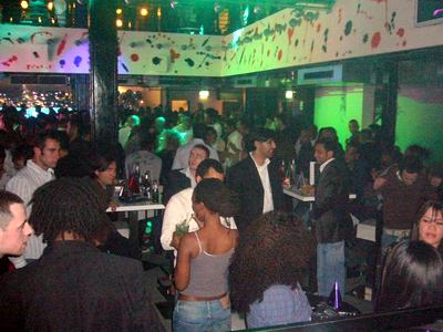 Έκλεβαν τσάντες και κινητά από θαμώνες γνωστού club