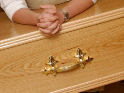 Νοσοκόμοι έπαιρναν ”μίζα” από γραφεία τελετών