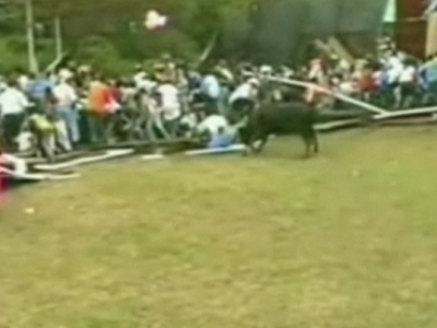 Δεκάδες τραυματίες από κατάρρευση εξέδρας