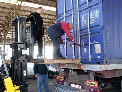 “Μπλόκαραν” τρόφιμα στον Πειραιά