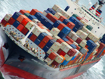 Δένουν το ένα μετά το άλλο τα βαπόρια για κοντέινερ