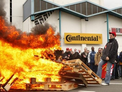 Έφοδος και λεηλασίες σε εργοστάσιο της Continental