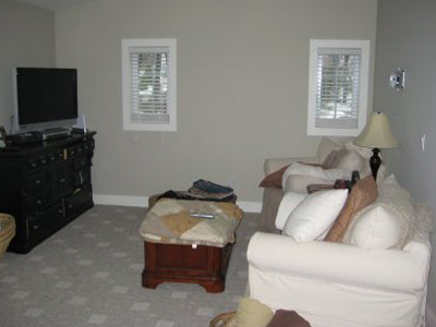 Γύρισε από τις διακοπές και τον βρήκε να μένει σπίτι της