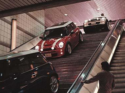 Μεθυσμένη γιαγιά «κατέβηκε» σκάλες με το αυτοκίνητο