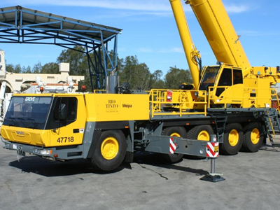 Εταιρεία πηγαίνει τους μεθυσμένους σπίτι … με γερανό