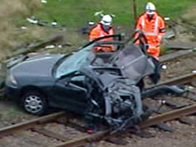 Τρένο έκοψε στα δύο αυτοκίνητο