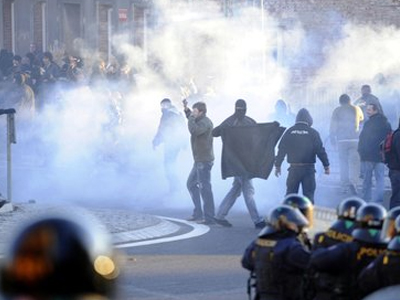 Αυτοσχέδιες βόμβες και δακρυγόνα σε διαδήλωση