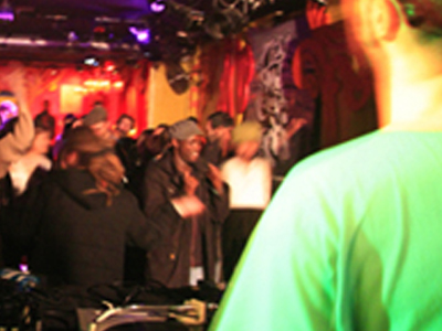 Η κρίση δεν ακουμπάει τη νύχτα